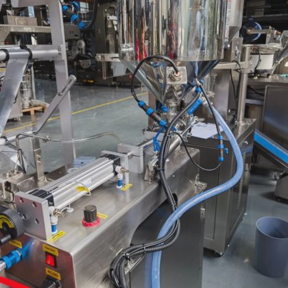 小型縦型自動ビニール袋ミルク液体袋充填包装機工場価格