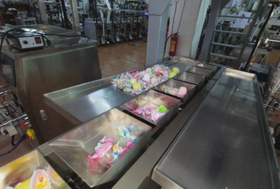 操作简便的将糖果装入链桶手动输送包装机