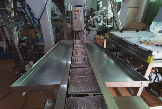 操作简便的将糖果装入链桶手动输送包装机