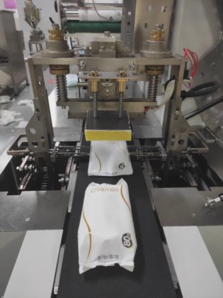 全自动伺服驱动自动湿巾/湿餐巾/湿纸巾包装机