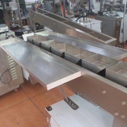 Dession半自动小袋软糖熊糖果链斗灌装包装机