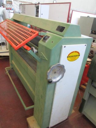 最多配备两个 1300 号滚轮的胶机