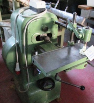 BACCI 振动榫眼 - 在桌子上