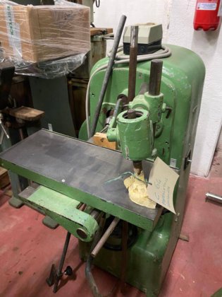 BACCI 振动榫眼 - 在桌子上