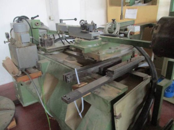 複写機とタレットを備えたランドニオ旋盤