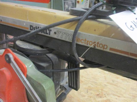 DEWALT 400 単相ラジアルブラシ