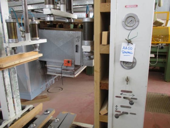 家具主体夹紧机