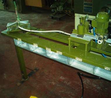 配备焊接/组装窗户密封条的工作台