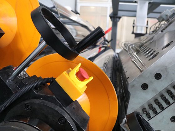 PC波浪瓦挤出生产线