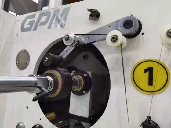 碳纤单向带预浸料分切机组/CFRTP UD单向带分切机组/玻纤单向预浸带分切机组；