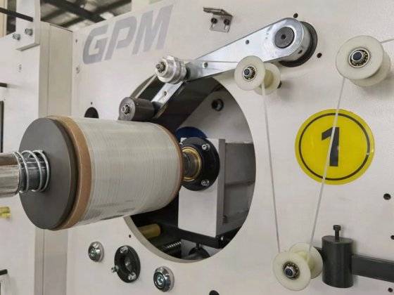 碳纤单向带预浸料分切机组/CFRTP UD单向带分切机组/玻纤单向预浸带分切机组；