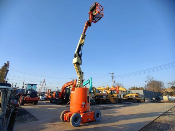 2017 JLG E300AJP