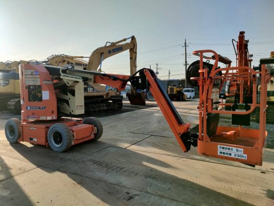 2017 JLG E300AJP