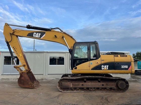 2007 CAT 320D