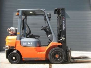 2004 Toyota 42-7FGF25 in Vecsés,