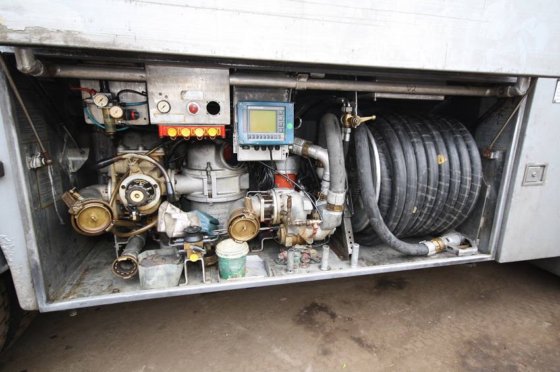 Fuel pomp filling installation