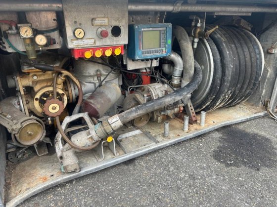 Fuel pomp filling installation