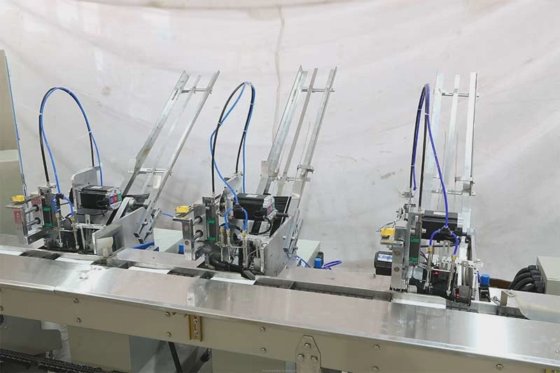 Dession の使い捨て可能なスプーンのナイフのフォークぬれたワイプのテーブルウェア 4 つの側面は自動パッキング機械を密封します