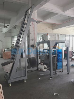 带自动多头称重的 Dession 小型塑料管小袋包装灌装机