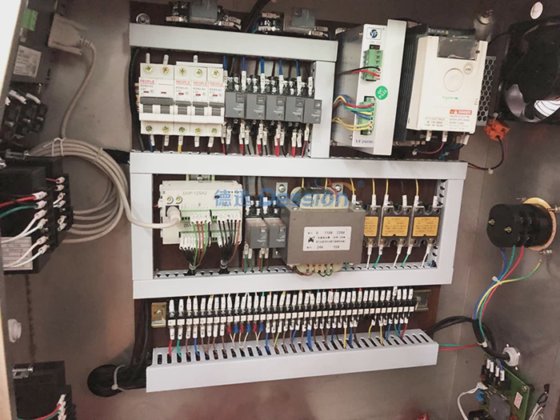 三角袋工場が付いている Dession のチョコレートのパッキング機械