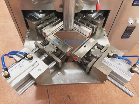 三角袋工場が付いている Dession のチョコレートのパッキング機械