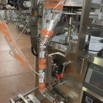 Dession 全自动立式坚果灌装机，用于包装 75 克 200