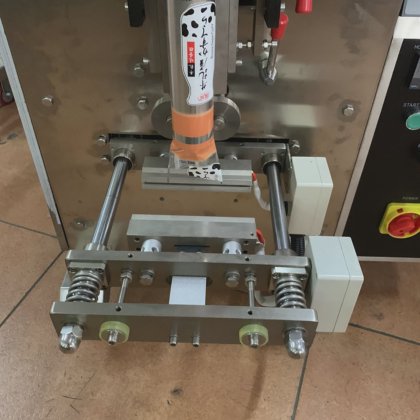 Dession 全自动立式坚果灌装机，用于包装 75 克 200