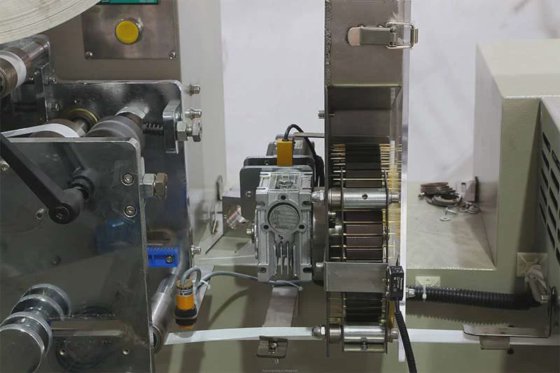 Dession 全自动湿纸巾餐叉勺餐具包装机制造商