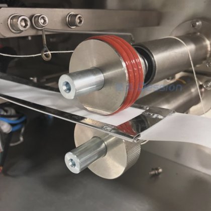 Dession の平らで小さいティー バッグの詰物およびシールのための多機能の縦のティー パッキング機械