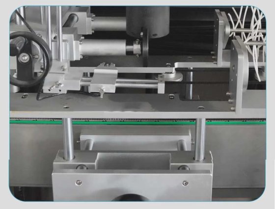 Dession の自動ミネラル水飲料ペットびんの熱ポリ塩化ビニール フィルムの収縮の袖のラベルの包む分類のアプリケーター機械