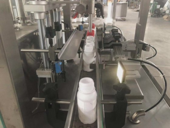 Dession 中国自动沐浴露灌装贴标机（保修 1 年）供应商