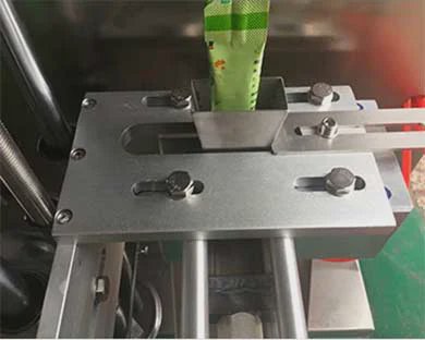 Dessionコンパクト縦型パウチ液体包装機、エネルギージェルパウチマシン、中国製