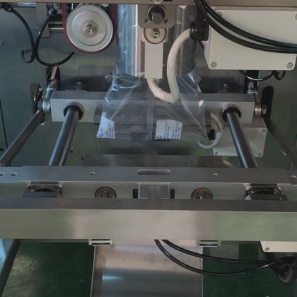 带多头称重装置的 Dession 全自动香蕉片充填切块烘焙机