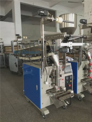 Dession 包装夹和其他五金件自动卧式包装机