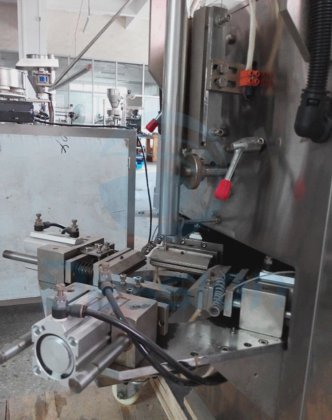 Dession 全自动牛奶切片三角袋包装机