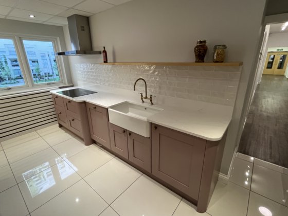 ケンジントン ピンク キッチンディスプレイ（家電、ハードウェア、アクセサリ付き）