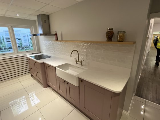 ケンジントン ピンク キッチンディスプレイ（家電、ハードウェア、アクセサリ付き）