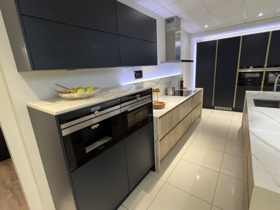 ルーキッチンディスプレイ - 家電、ハードウェア、アクセサリ付き