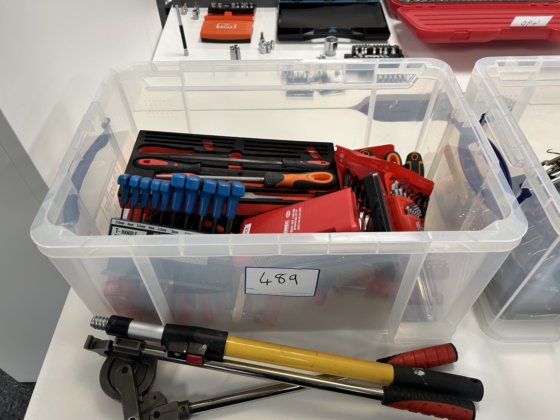 大量各类手工具，包括锉刀、螺丝刀、切割工具、六角扳手等