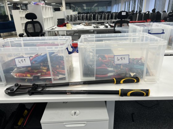 大量各类手工具，包括锉刀、螺丝刀、切割工具、六角扳手等