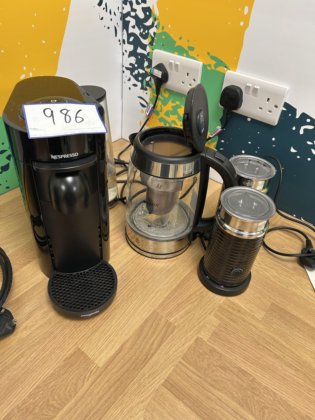 ネスプレッソ マジミックス コーヒーポッドマシン、ブリタ ケトル、および(2)ネスプレッソ ミルク