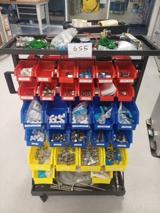 移动式 Lin Bin 储物架及其内容物，包含各类紧固件和管件