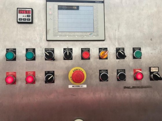 完整的灌装线袋装盒