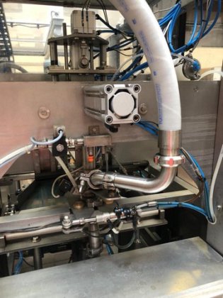 完整的灌装线袋装盒