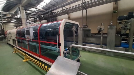 完成したPETボトリングライン(静水用)