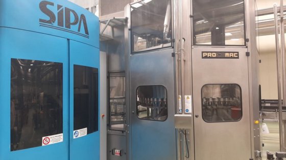 完成したPETボトリングライン(静水用)