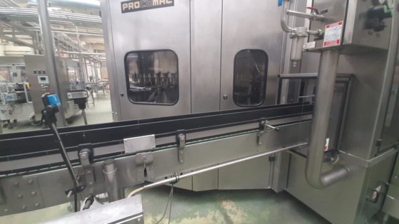 完成したPETボトリングライン(静水用)