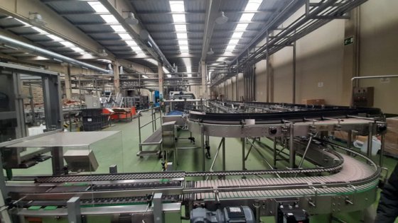 完成したPETボトリングライン(静水用)