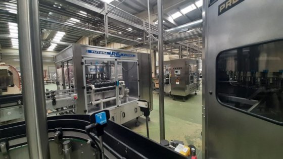 完成したPETボトリングライン(静水用)