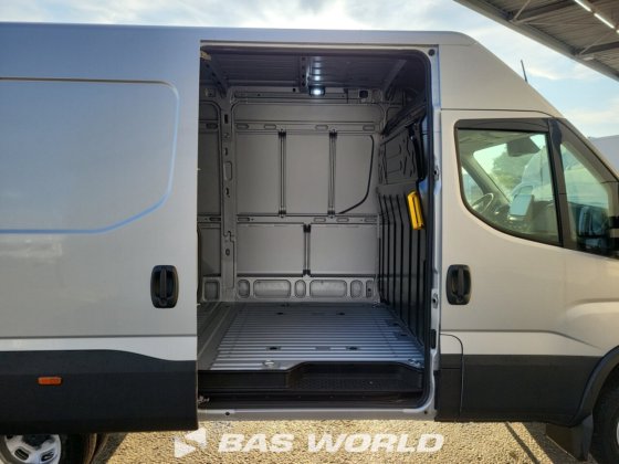 イヴェコ・デイリー 35C21 クローズド・ボックス・バン